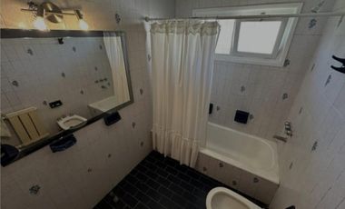 VENDO CHALET 5 AMB CON GARAGE PASANTE Y QUINCHO