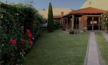 VENDO CHALET 5 AMB CON GARAGE PASANTE Y QUINCHO