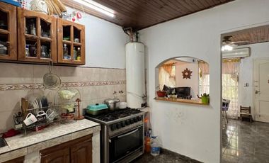 Casa de 4 AMBIENTES en venta
