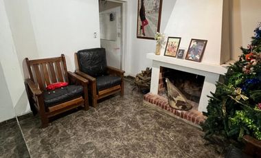 Casa de 4 AMBIENTES en venta