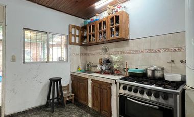 Casa de 4 AMBIENTES en venta