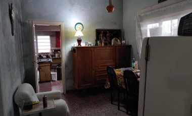 VENTA DE CASA 4 AMBIENTES CON AMPLIO LOTE - LLAVALLOL
