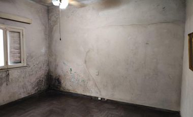 VENTA DE CASA 4 AMBIENTES CON AMPLIO LOTE - LLAVALLOL