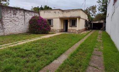 VENTA DE CASA 4 AMBIENTES CON AMPLIO LOTE - LLAVALLOL