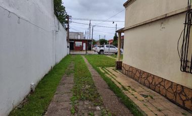 VENTA DE CASA 4 AMBIENTES CON AMPLIO LOTE - LLAVALLOL