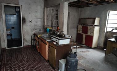 VENTA DE CASA 4 AMBIENTES CON AMPLIO LOTE - LLAVALLOL