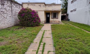 VENTA DE CASA 4 AMBIENTES CON AMPLIO LOTE - LLAVALLOL