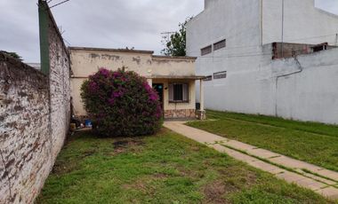 VENTA DE CASA 4 AMBIENTES CON AMPLIO LOTE - LLAVALLOL