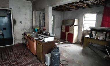 VENTA DE CASA 4 AMBIENTES CON AMPLIO LOTE - LLAVALLOL