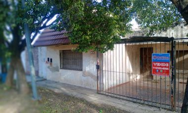 VENTA de propiedad para reciclar CASA al frente y al FONDO