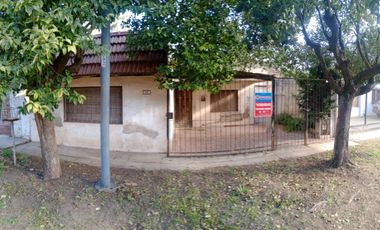 VENTA de propiedad para reciclar CASA al frente y al FONDO