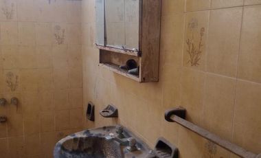 VENTA de propiedad para reciclar CASA al frente y al FONDO