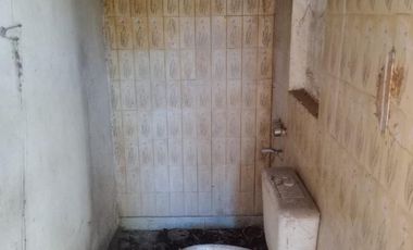 VENTA de propiedad para reciclar CASA al frente y al FONDO