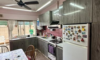 VENTA - CASA 4 AMBIENTES CON COCHERA Y GALPON - VILLA MADERO