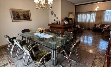 VENTA - CASA 4 AMBIENTES CON COCHERA Y GALPON - VILLA MADERO