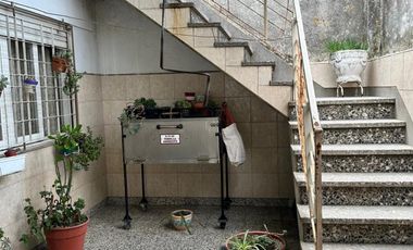 VENTA - CASA 4 AMBIENTES CON COCHERA Y GALPON - VILLA MADERO