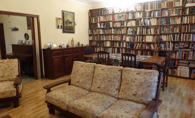 EXCELENTE CHALET 6 AMBIENTES