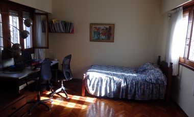 EXCELENTE CHALET 6 AMBIENTES