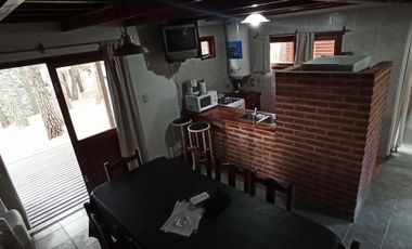 *temporada 2025* CABAÑA 4AMB. EN ALQUILER MAR AZUL. PARA 7/8 PERSONAS. COCHERA, PARRILLA, PARQUE.