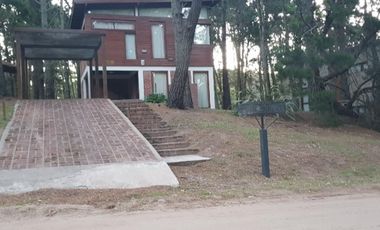 *temporada 2025* CABAÑA 4AMB. EN ALQUILER MAR AZUL. PARA 7/8 PERSONAS. COCHERA, PARRILLA, PARQUE.