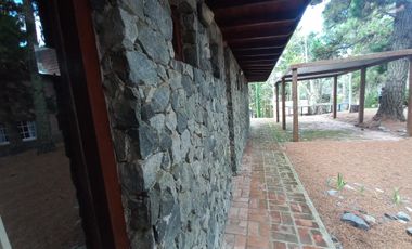*temporada 2025* CABAÑA 4AMB. EN ALQUILER MAR AZUL. PARA 7/8 PERSONAS. COCHERA, PARRILLA, PARQUE.
