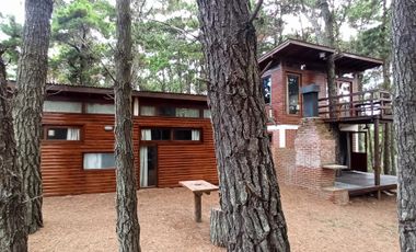 *temporada 2025* CABAÑA 4AMB. EN ALQUILER MAR AZUL. PARA 7/8 PERSONAS. COCHERA, PARRILLA, PARQUE.