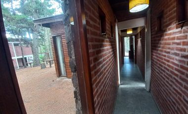 *temporada 2025* CABAÑA 4AMB. EN ALQUILER MAR AZUL. PARA 7/8 PERSONAS. COCHERA, PARRILLA, PARQUE.