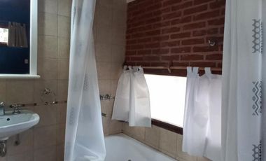 *temporada 2025* CABAÑA 4AMB. EN ALQUILER MAR AZUL. PARA 7/8 PERSONAS. COCHERA, PARRILLA, PARQUE.