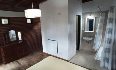 *temporada 2025* CABAÑA 4AMB. EN ALQUILER MAR AZUL. PARA 7/8 PERSONAS. COCHERA, PARRILLA, PARQUE.