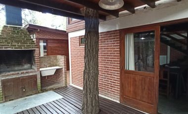 *temporada 2025* CABAÑA 4AMB. EN ALQUILER MAR AZUL. PARA 7/8 PERSONAS. COCHERA, PARRILLA, PARQUE.