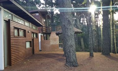 *temporada 2025* CABAÑA 4AMB. EN ALQUILER MAR AZUL. PARA 7/8 PERSONAS. COCHERA, PARRILLA, PARQUE.