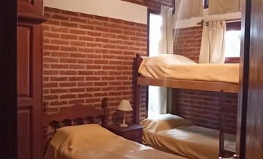 *temporada 2025* CABAÑA 4AMB. EN ALQUILER MAR AZUL. PARA 7/8 PERSONAS. COCHERA, PARRILLA, PARQUE.