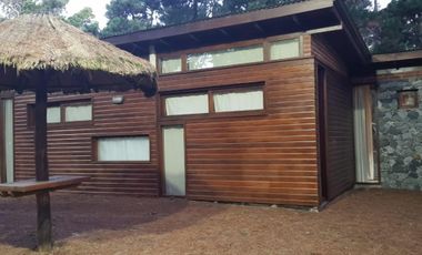 *temporada 2025* CABAÑA 4AMB. EN ALQUILER MAR AZUL. PARA 7/8 PERSONAS. COCHERA, PARRILLA, PARQUE.
