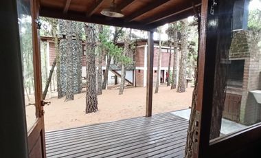 *temporada 2025* CABAÑA 4AMB. EN ALQUILER MAR AZUL. PARA 7/8 PERSONAS. COCHERA, PARRILLA, PARQUE.