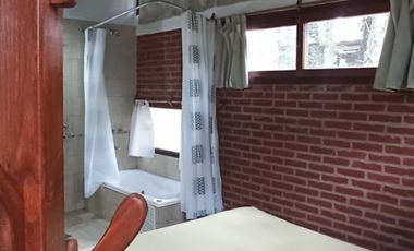 *temporada 2025* CABAÑA 4AMB. EN ALQUILER MAR AZUL. PARA 7/8 PERSONAS. COCHERA, PARRILLA, PARQUE.