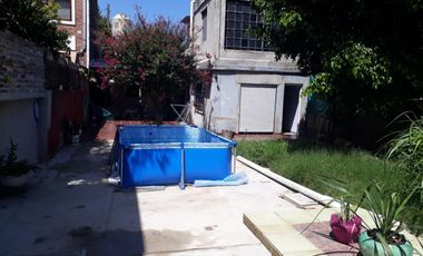 Excelente CASA 5 amb. A la venta en LANUS O. A 400 MTS. de Av. H. Yrigoyen. ACEPTA PROPIEDAD O VEHICULOS EN PARTE DE PAGO
