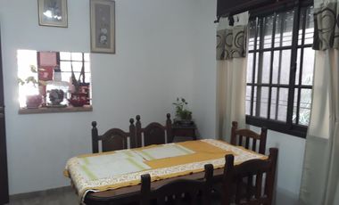 Excelente CASA 5 amb. A la venta en LANUS O. A 400 MTS. de Av. H. Yrigoyen. ACEPTA PROPIEDAD O VEHICULOS EN PARTE DE PAGO