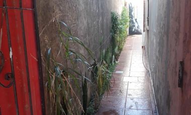 Excelente CASA 5 amb. A la venta en LANUS O. A 400 MTS. de Av. H. Yrigoyen. ACEPTA PROPIEDAD O VEHICULOS EN PARTE DE PAGO