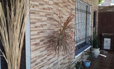 Excelente CASA 5 amb. A la venta en LANUS O. A 400 MTS. de Av. H. Yrigoyen. ACEPTA PROPIEDAD O VEHICULOS EN PARTE DE PAGO
