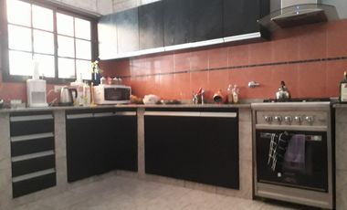 Excelente CASA 5 amb. A la venta en LANUS O. A 400 MTS. de Av. H. Yrigoyen. ACEPTA PROPIEDAD O VEHICULOS EN PARTE DE PAGO