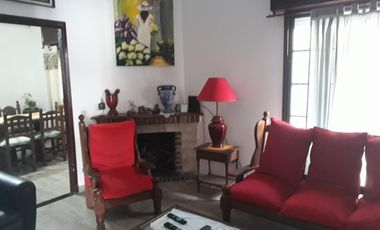 Excelente CASA 5 amb. A la venta en LANUS O. A 400 MTS. de Av. H. Yrigoyen. ACEPTA PROPIEDAD O VEHICULOS EN PARTE DE PAGO