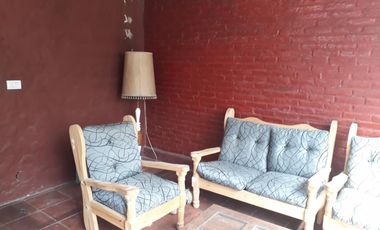 Excelente CASA 5 amb. A la venta en LANUS O. A 400 MTS. de Av. H. Yrigoyen. ACEPTA PROPIEDAD O VEHICULOS EN PARTE DE PAGO