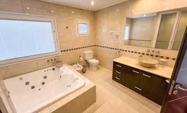 Venta de casa en Echeverria del lago- Canning