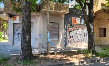 Casa y 2 locales en venta, ideal constructor.