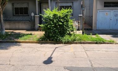 Casa y 2 locales en venta, ideal constructor.