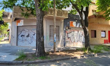 Casa y 2 locales en venta, ideal constructor.