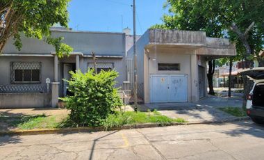 Casa y 2 locales en venta, ideal constructor.