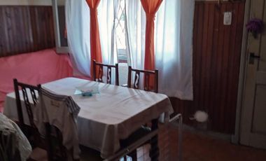 Casa y 2 locales en venta, ideal constructor.