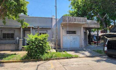 Casa y 2 locales en venta, ideal constructor.