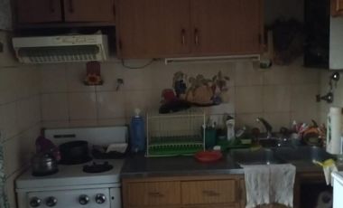 Casa y 2 locales en venta, ideal constructor.